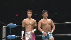 Ｔｈｅ　Ｆｉｒｓｔ　Ｎａｖｉｇ．　２０１１　２０１１年１月１５日　大阪府立体育会館　第８試合　王者組：丸藤正道、青木篤志ＶＳ挑戦者組：小峠篤司、原田大輔　セミファイナル　ＧＨＣジュニアタッグ選手権試合　６０分１本勝負　