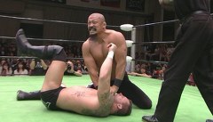 方舟新章～心に残るプロレス～　２０１３年５月１２日　東京・後楽園ホール　第６試合　王者組：矢野通＆飯塚高史ｖｓ挑戦者組：マイキー・ニコルス＆シェイン・ヘイスト　ＧＨＣタッグ選手権試合　セミファイナル　６０分１本勝負