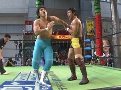 リクエストマッチ　汐留街頭プロレス特集　ＫＥＮＴＡｖｓ青木篤志  汐留街頭プロレス  ２００７年８月１０日　東京・汐留 日テレタワーＢ２Ｆゼロスタ広場