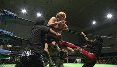 Ｔｈｅ　Ｆｉｒｓｔ　Ｎａｖｉｇ．２０１４最終戦　２０１４年１月２５日　大阪・ボディメーカーコロシアム第２競技場　第８試合　王者組：マイキー・ニコルス＆シェイン・へイストｖｓ挑戦者組：森嶋猛＆マイバッハ谷口　ＧＨＣタッグ選手権試合　メインイベント　６０分１本勝負